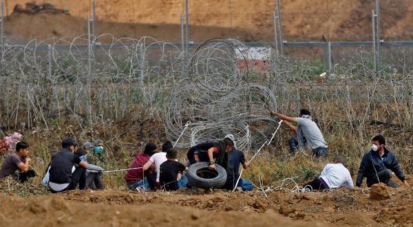 غزة ... 3 شهداء بنيران الاحتلال حاولا عبور السياج الفاصل